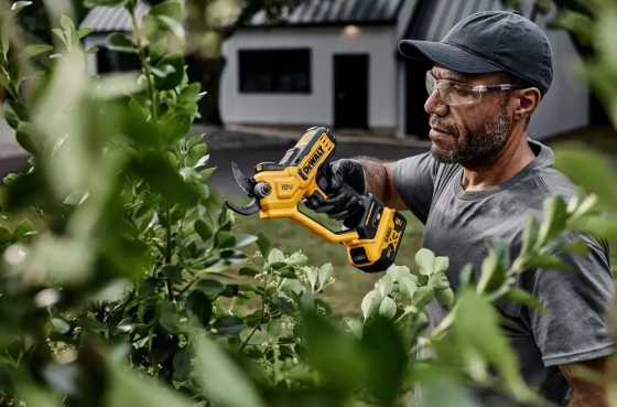 Профессиональный аккумуляторный секатор (ножницы) DeWALT DCMPP568N: без АКБ, диаметр реза 38 мм (DCMPP568N) Киев