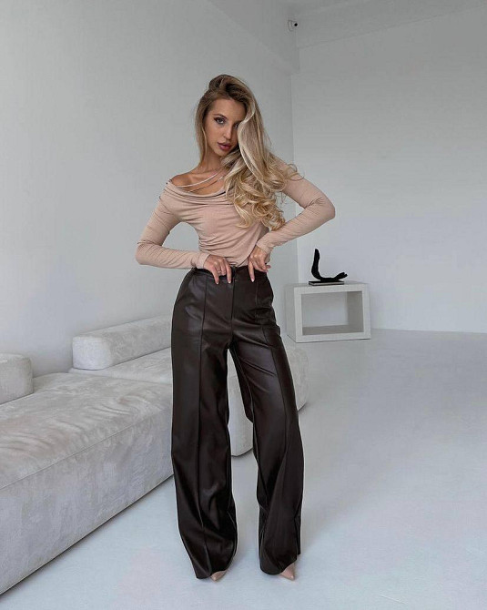 Женские базовые брюки на высокой посадке из эко-кожи Шоколад, 44/46 Одесса - изображение 1