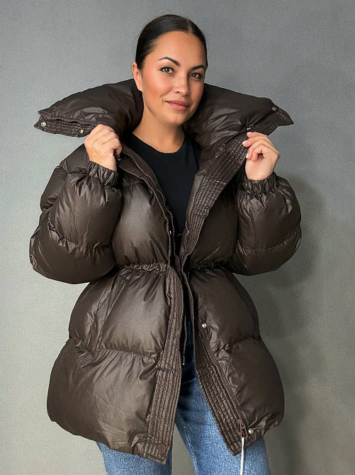 Куртка жіноча Haiziyuan 8055 пуфер глянцева подовжена з утяжкою на талії коричнева, коричневий, XL Київ - фото 11