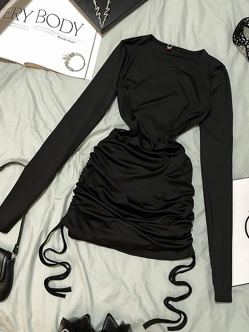 Женское стильное вечернее мини-платье с затяжками по бокам плотный микродайвинг Одесса - изображение 1