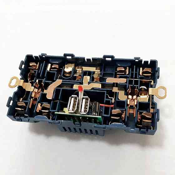 Універсальна розетка Delviz з кнопками живлення, індикаторами та USB-A – глобальна сумісність у вашій оселі (13А, 250V) + 2 USB (5V 1,5-2,1A) DZ-E4-11 Миколаїв