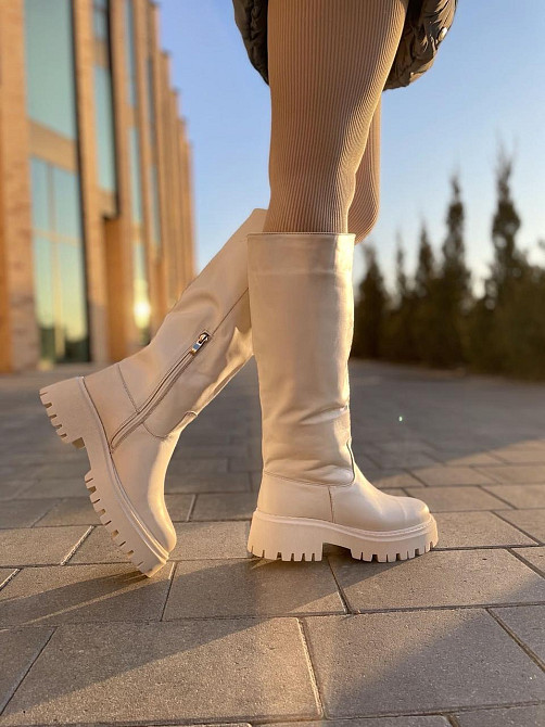 Жіночі зимові чоботи широкі шкіряні на низькому ходу бежевого кольору, на хутрі р. 37-40 4866 Коломия - фото 1