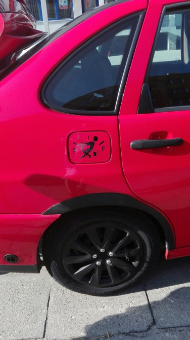 Наклейка на крышку бака авто Черная, Белая светоот Киев - изображение 3