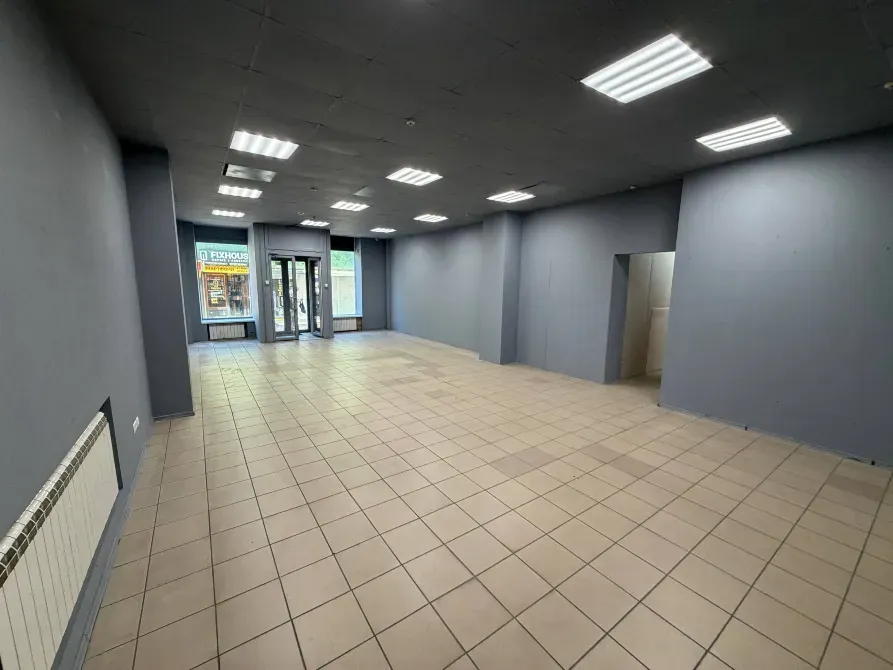 Здам приміщення в центрі міста. Театральний бульвар. 84 м2. Червона лінія з окремим входом, величезні вікна. 15 кВт електрики, вода і туалет. Дніпро - фото 3