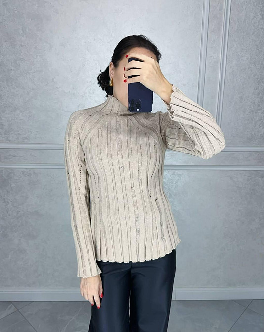 Женский базовый свитер с оригинальной вязкой универсального кроя Одесса - изображение 1