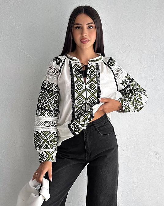 Женская современная вышиванка в традиционном стиле с зеленой вышивкой домотканый лен 46 Одесса - изображение 4