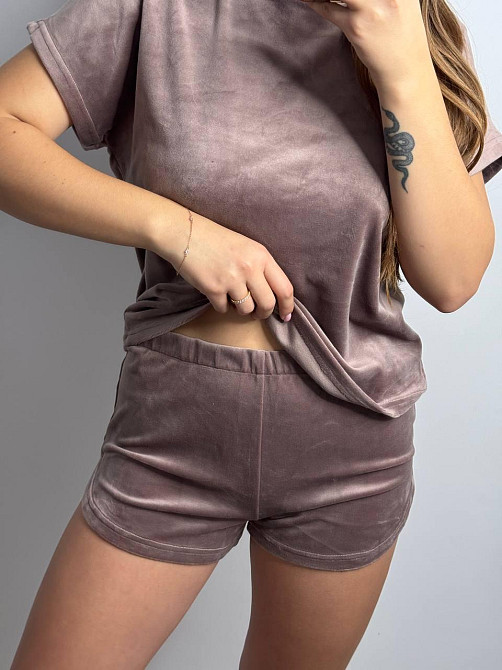 Пижама женская футболка + шорты из плюшевого велюра светлый Мокко M Харьков - изображение 4