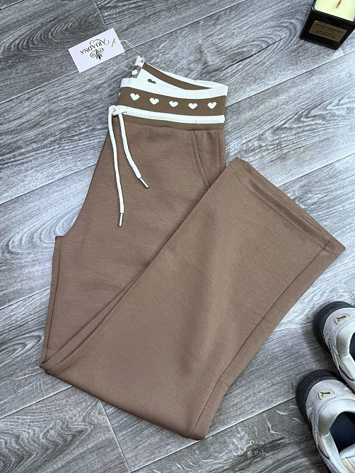 Женские повседневные брюки свободного кроя с нашивкой на талии трикотаж Modal Мокко, 44 Одесса - изображение 1