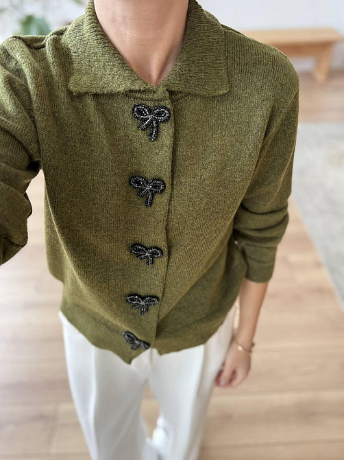 Жіночий укорочений кардиган із декоративними застібками у формі бантиків машинне в'язання Хакі Одеса - фото 1